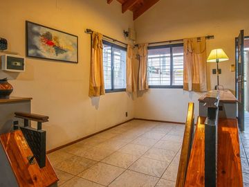 VENTA-PERMUTA-CASA 3 DORM-COCHERA-JARDIN-PILETA