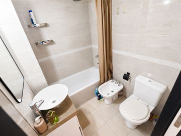 VENTA DEPTO 3AMB CASEROS CENTRO BALCON CON COCHERA