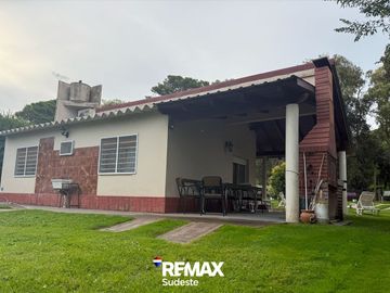 CASA CON ESPECTACULAR PARQUIZADO PEHUEN CO