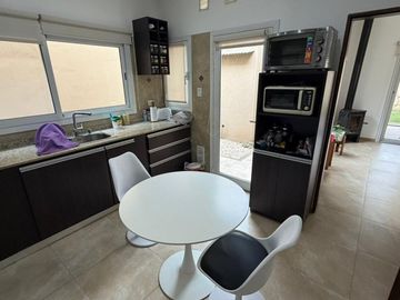 Se vende casa IMPECABLE,2 dorm,zona residencial VT