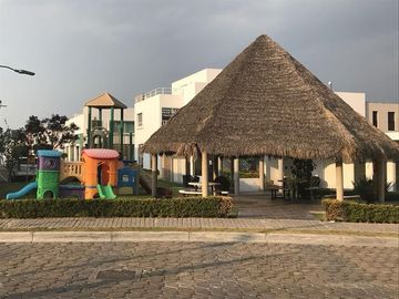 CASA EN VENTA MAGISTERIO 2000 CON ALBERCA