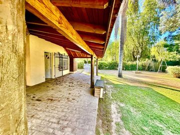 VENTA DE CASA CON PISCINA EN SAN MIGUEL DEL MONTE