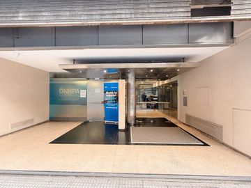 Oficina en alquiler en Microcentro piso alto.