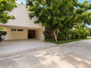 Casa en Tamara Residencial Mérida por $11.9 M | Alberca, Mármol y Paneles Solare