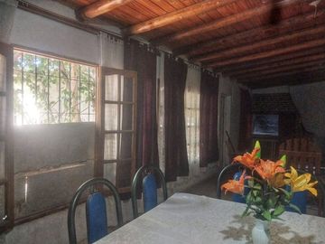 CASA CON DEPARTAMENTO. B° SANTA CRUZ, CHIMBAS