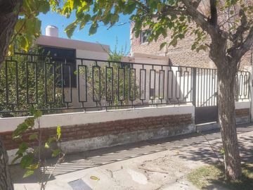 CASA CON DEPARTAMENTO. B° SANTA CRUZ, CHIMBAS