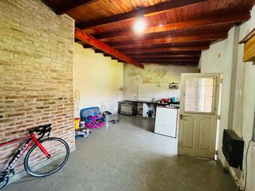 CASA 4 AMBIENTES EN VENTA QUINCHO COCHERA EN GLEW