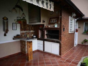 CASA 5 AMBIENTES ADROGUE JARDIN + GALERIA + GARAGE