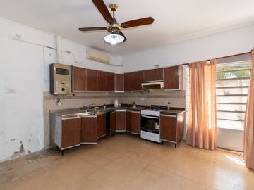 CASA 4 DORMITORIOS VENTA LA FLORIDA CON COCHERA