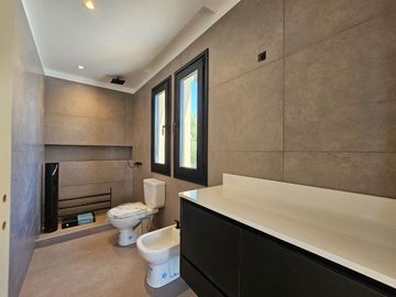 CASA VENTA Exaltación de la Cruz 5 amb A ESTRENAR