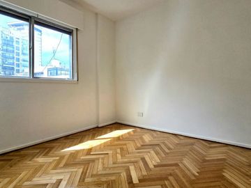 PISO 10 al frente sobre Libertador con balcón