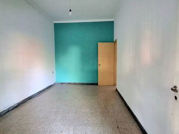 CASA CON PATIO A MTS DE GRAL. PAZ