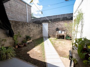 CASA CON PATIO A MTS DE GRAL. PAZ
