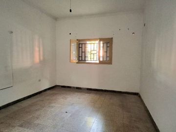 CASA CON PATIO A MTS DE GRAL. PAZ