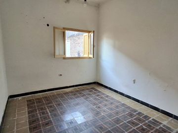 CASA CON PATIO A MTS DE GRAL. PAZ