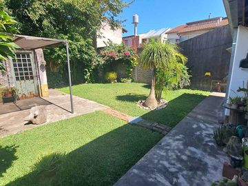 CASA EN VENTA CON PARQUE, PILETA Y COCHERA