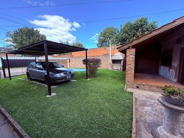 CASA EN VENTA CON PARQUE, PILETA Y COCHERA
