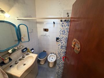CASA EN VENTA CON PARQUE, PILETA Y COCHERA