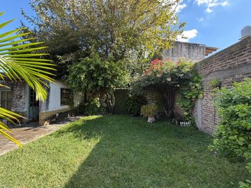 CASA EN VENTA CON PARQUE, PILETA Y COCHERA