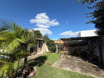 CASA EN VENTA CON PARQUE, PILETA Y COCHERA