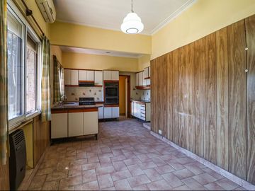 VENTA  CASA 5 amb / PARQUE y 2 LOCALES COMERCIALES