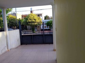 VENDE CASA DE TRES DORMITORIOS ZONA SUR
