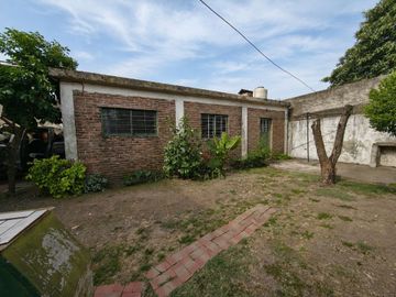 VENTA CASA 3 AMBIENTES LOTE PROPIO PATIO COCHERA!!