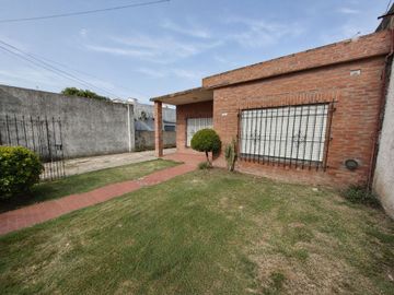 VENTA CASA 3 AMBIENTES LOTE PROPIO PATIO COCHERA!!