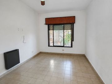 VENTA CASA 3 AMBIENTES LOTE PROPIO PATIO COCHERA!!