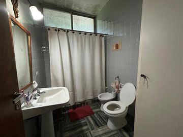 VENTA AMPLIA CASA EN ALBERDI CON JARDIN Y COCHERA