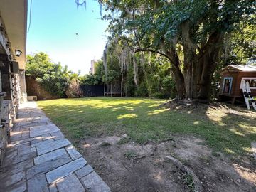 VENTA AMPLIA CASA EN ALBERDI CON JARDIN Y COCHERA