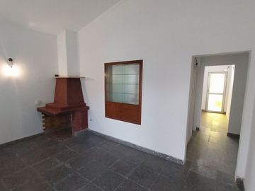 ALQUILER DE CASA BUENA UBICACION DOBLE TERRRENO