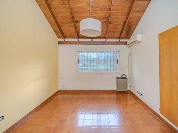 VENTA CHALET 5 AMBIENTES CON PILETA Y QUINCHO