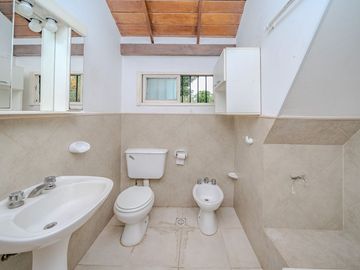 VENTA CHALET 5 AMBIENTES CON PILETA Y QUINCHO