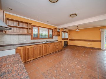 VENTA CHALET 5 AMBIENTES CON PILETA Y QUINCHO