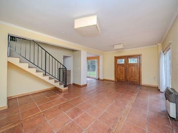 VENTA CHALET 5 AMBIENTES CON PILETA Y QUINCHO