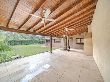 VENTA CHALET 5 AMBIENTES CON PILETA Y QUINCHO