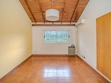 VENTA CHALET 5 AMBIENTES CON PILETA Y QUINCHO