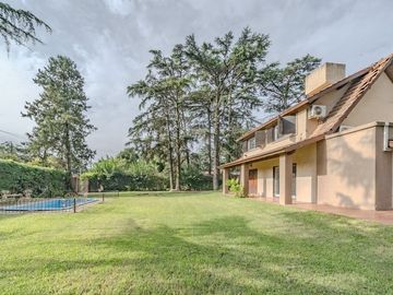 VENTA CHALET 5 AMBIENTES CON PILETA Y QUINCHO