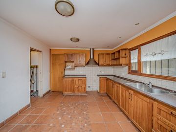 VENTA CHALET 5 AMBIENTES CON PILETA Y QUINCHO