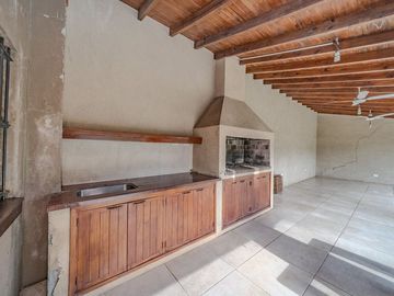 VENTA CHALET 5 AMBIENTES CON PILETA Y QUINCHO