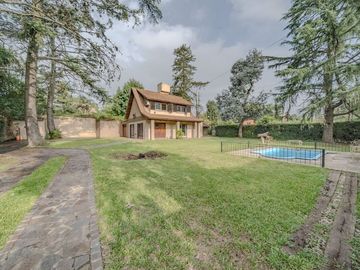 VENTA CHALET 5 AMBIENTES CON PILETA Y QUINCHO