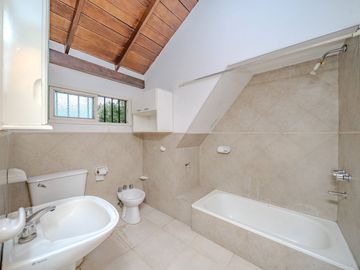 VENTA CHALET 5 AMBIENTES CON PILETA Y QUINCHO