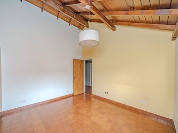 VENTA CHALET 5 AMBIENTES CON PILETA Y QUINCHO