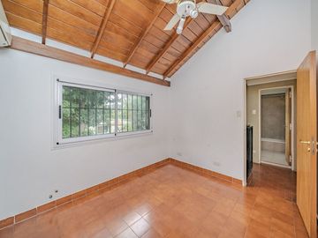 VENTA CHALET 5 AMBIENTES CON PILETA Y QUINCHO