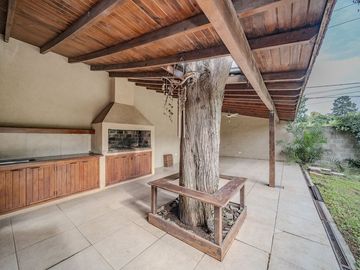 VENTA CHALET 5 AMBIENTES CON PILETA Y QUINCHO