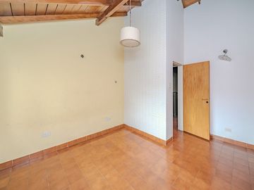 VENTA CHALET 5 AMBIENTES CON PILETA Y QUINCHO