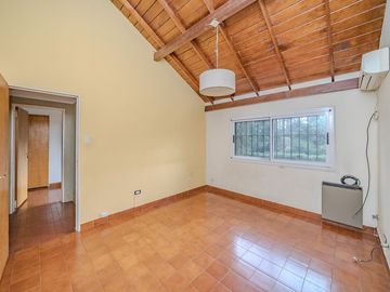 VENTA CHALET 5 AMBIENTES CON PILETA Y QUINCHO
