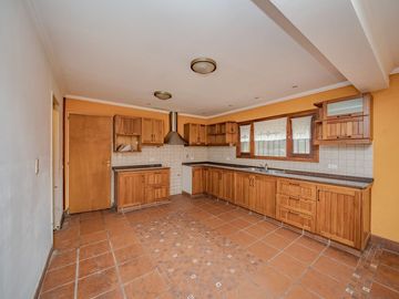 VENTA CHALET 5 AMBIENTES CON PILETA Y QUINCHO