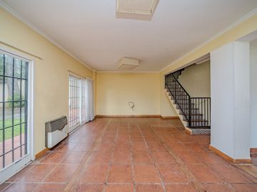 VENTA CHALET 5 AMBIENTES CON PILETA Y QUINCHO
